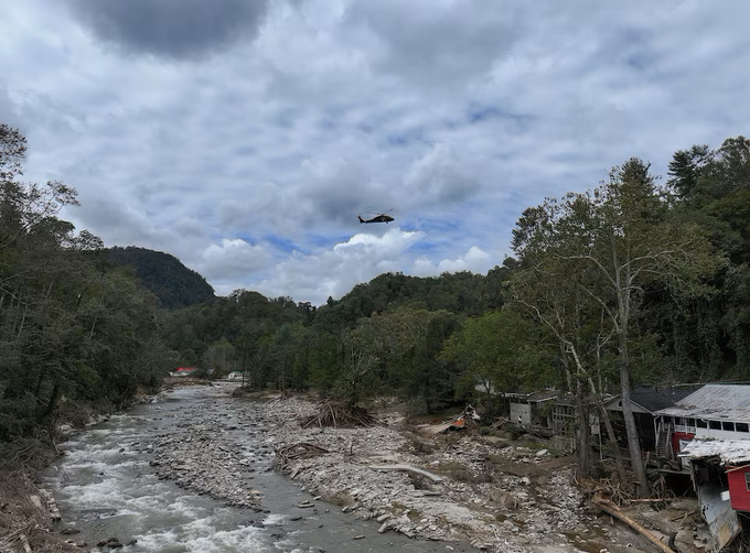 Một chiếc trực thăng đang bay qua khu vực bị bão Helene tàn phá ở Bat Cave, Bắc Carolina, Mỹ, hôm 30/9. Ảnh: Reuters.