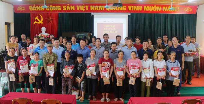 Residents of Dong Lac Commune, Cho Don District, Bac Kan Province received gifts from Japi Foods and other donors through the connection of the Vietnam Agriculture News. Photo: Pham Hieu.