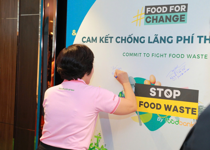 Representatives from C.P. Vietnam signed a commitment to fight food waste.