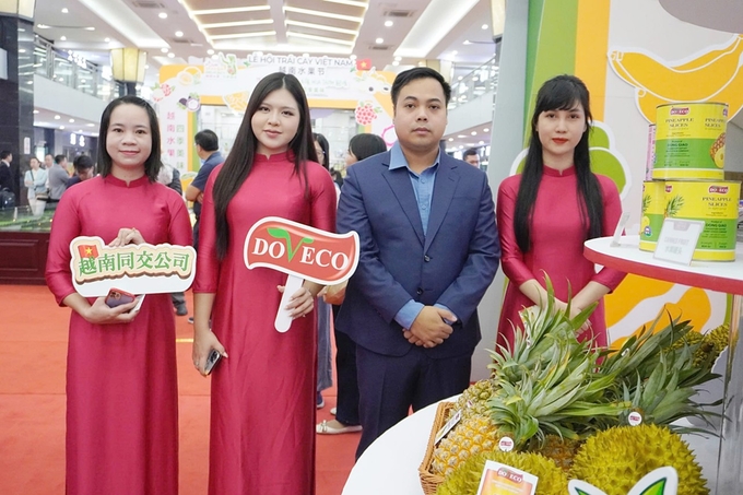 Mr. Nguyen Huu Hieu, Sales Director of Dong Giao Food Export Joint Stock Company, at the first Vietnam Fruit Festival held in Beijing, China.