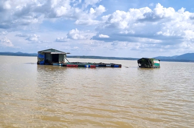 Nuôi cá lồng bè đang được người dân trên địa bàn huyện Sa Thầy quan tâm. Ảnh: Tuấn Anh.