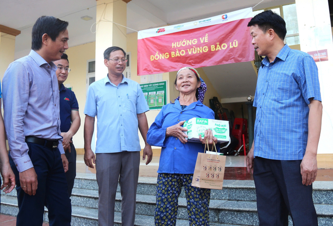 The joy of a resident from Quang Bach Commune, Cho Don District, Bac Kan, upon receiving gifts from sponsors.