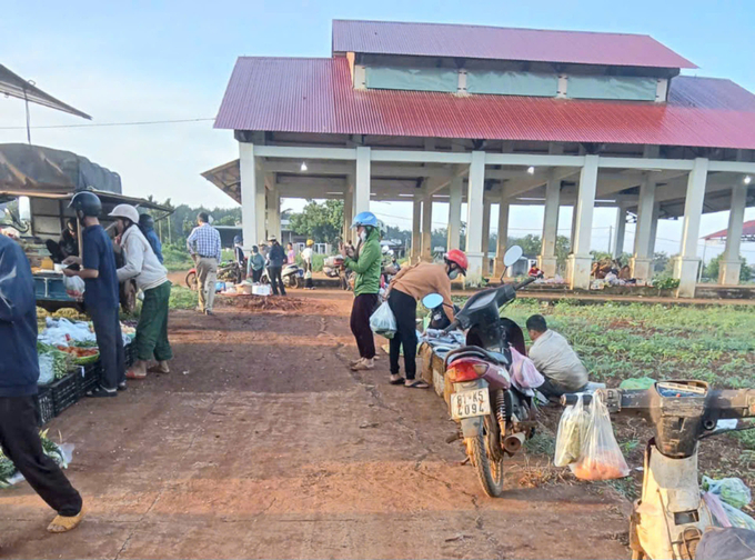 Tiểu thương đã vào chợ kinh doanh buôn bán. Ảnh: CTV.