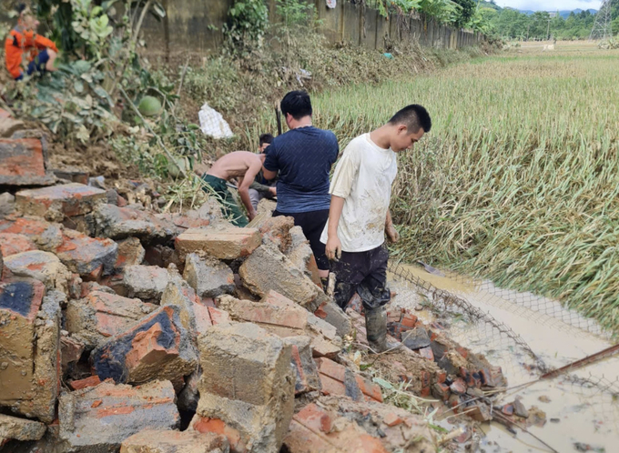 Góc tường bao ao nuôi của hộ dân ở xã Quang Kim (huyện Bát Xát, Lào Cai) chỉ còn là đống đổ nát sau bão. Ảnh: H.Đ.