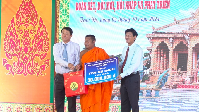 Ông Lâm Văn Mẫn - Bí thư Tỉnh ủy Sóc Trăng (bên phải) tặng quà cho sư sãi nhân dịp lễ Sen Dolta. Ảnh: Kim Anh.