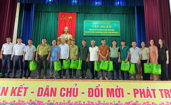 Đại diện ban tổ chức trao quà cho các chủ rừng. Ảnh: TN.