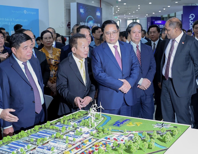 Prime Minister Pham Minh Chinh visiting the exhibition area of Vietnam SuperPort™.