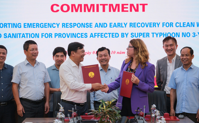 Leaders from the MARD and UNICEF Vietnam signed a letter of commitment to aid the reconstruction of northern regions affected by natural disasters. Photo: Quynh Chi.