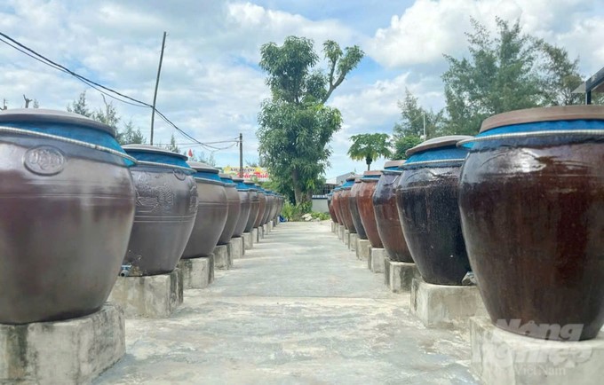 Fish sauce is incubated in ceramic and porcelain jars for 18 months. Photo: Thanh Nga.