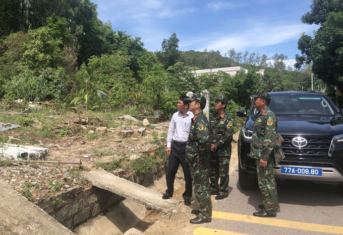 Tổ kiểm tra công tác phòng chống thiên tai của tỉnh Bình Định năm 2024 kiểm tra khu vực sạt lở tại Núi Cấm thuộc xã Cát Thành (huyện Phù Cát). Ảnh: V.Đ.T.