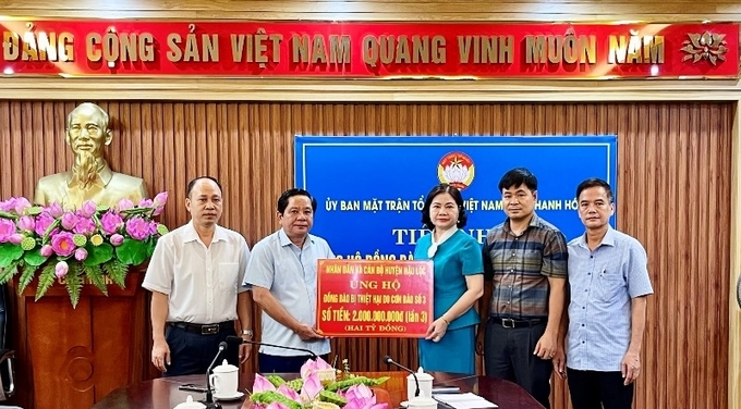 Huyện Hậu Lộc ủng hộ đồng bào bị thiệt hại do cơn bão số 3 số tiền 2 tỷ đồng (lần 3). Ảnh: Báo Thanh Hóa.