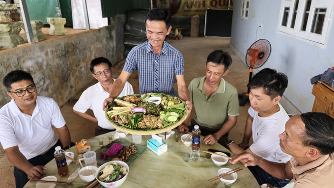 Mr. Vo Duy Quang (standing), Director of Ta Dung Service - Tourism - Trade Cooperative, introduces the traditional cuisine of the M'nong people in Ta Dung.