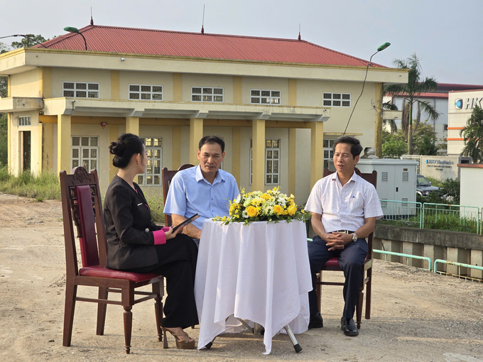 Ông Đoàn Văn Ban - Phó Chi cục trưởng Chi cục Thủy lợi và Phòng chống thiên tai Hải Phòng (giữa ảnh) tham dự tọa đàm của Báo Nông nghiệp Việt Nam sau bão số 3. Ảnh: Đinh Mười.