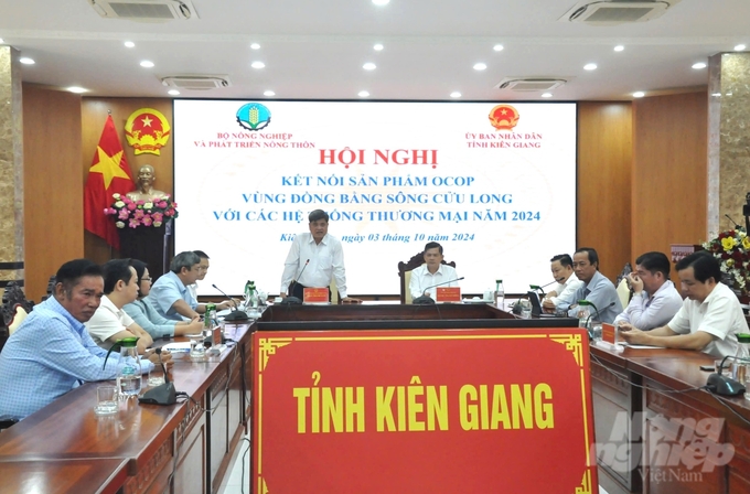 Thứ trưởng Bộ NN-PTNT chủ trì và phát biểu tại hội nghị kết nối sản phẩm OCOP vùng ĐBSCL với hệ thống thương mại năm 2024, tổ chức tại Kiên Giang. Ảnh: Trung Chánh.