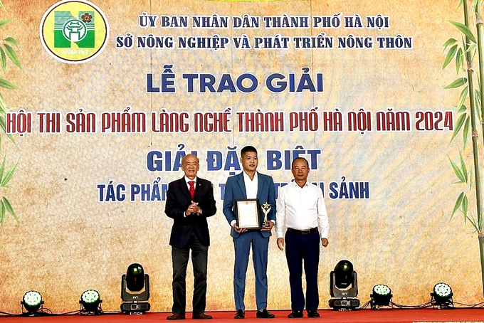 Nghệ nhân đạt giải đặc biệt tại Hội thi sản phẩm làng nghề thành phố Hà Nội năm 2024 (lần thứ 2). Ảnh: Phương Linh.