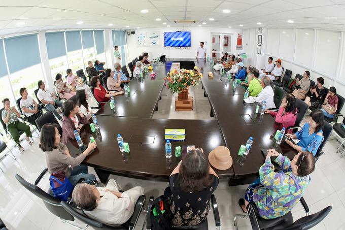 The group of visitors listening to a presentation on Vinamilk’s network of 13 modern factories, which stretches from Northern Vietnam to Southern Vietnam. The network includes the Vietnam Mega Dairy Factory located in Binh Duong Province, which has a production capacity of over 800 million liters per year. Photo: Vi Nam.