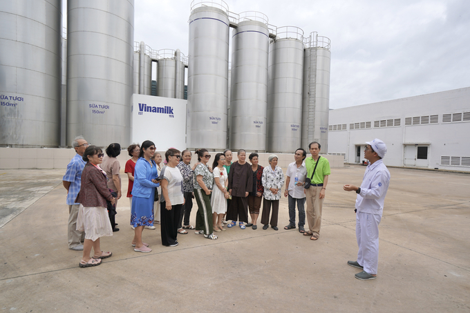 The group receiving an introduction to the expansive storage tank system, a hallmark of the Mega Factory. With a capacity of up to 150 cubic meters per tank, the factory stores raw, fresh milk at a stable temperature to maintain quality before entering the production and packaging line. Photo: Vi Nam.