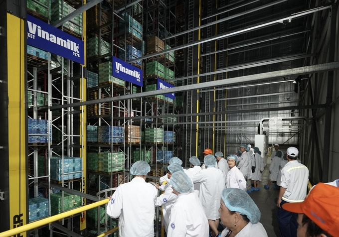 The group spent considerable time at the smart warehouse, observing the operation of a 17-level shelving system capable of housing nearly 30,000 storage units. A single employee is responsible for managing the storage system via a central control system. The visitors were amazed and impressed as they watched the smooth movement of the sliders, which transported goods according to a pre-programmed process. Photo: Vi Nam.