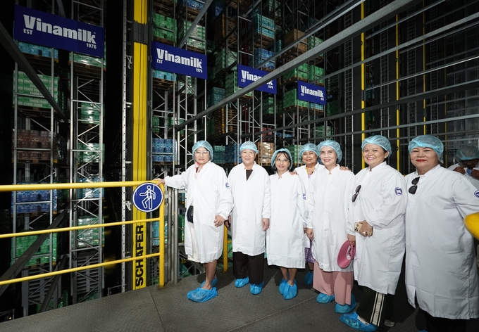 Nguyen Thi Thanh shared on her experience: 'My family has been using Vinamilk products for several decades. I have always wished to visit the largest dairy factory in Vietnam to see its operations up close. Not only have I fulfilled that wish today, I also had the opportunity to admire Vinamilk for producing such a meticulously crafted product.' Photo: Vi Nam.