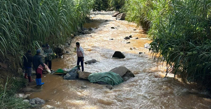 Thi thể anh Khoa được tìm thấy cách vị trí bị lũ cuốn khoảng 20 km. Ảnh: Báo Lâm Đồng.