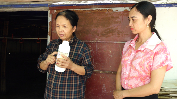 People listen to expert’s instructions on using microbial products to treat the farm environment. Photo: Quang Linh.