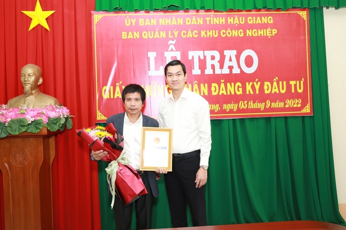 Mr. Nguyen Van Quang (left) received the investment registration certificate in Hau Giang in 2022. Photo: Bao Thang.