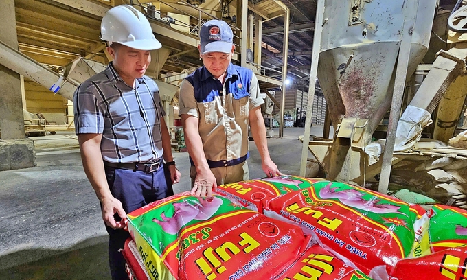 Fujinuco staff inspecting products at the factory in Hung Yen Province. Photo: Bao Thang.