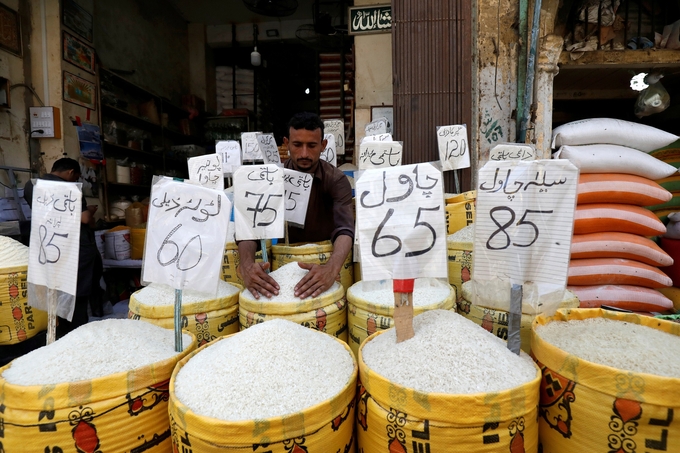 Một người nhà buôn bày bán các loại gạo khác nhau tại một khu chợ bán buôn ở Karachi, Pakistan hồi tháng 4/2019. Ảnh: Reuters.