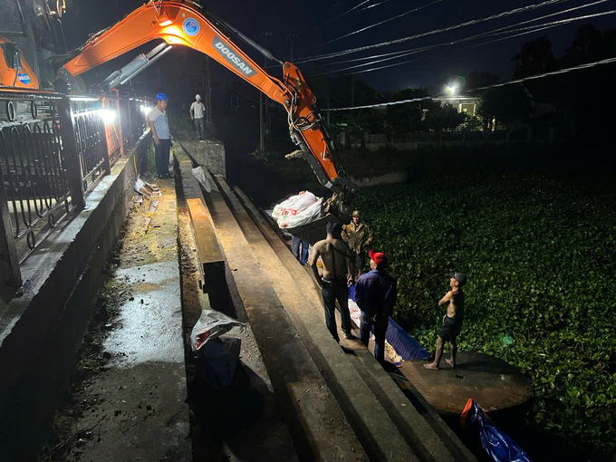 Xuyên đêm gia cố các cống xung yếu khi lũ thượng nguồn đổ về với lưu lượng lớn sau bão số 3. Ảnh: Đinh Mười.