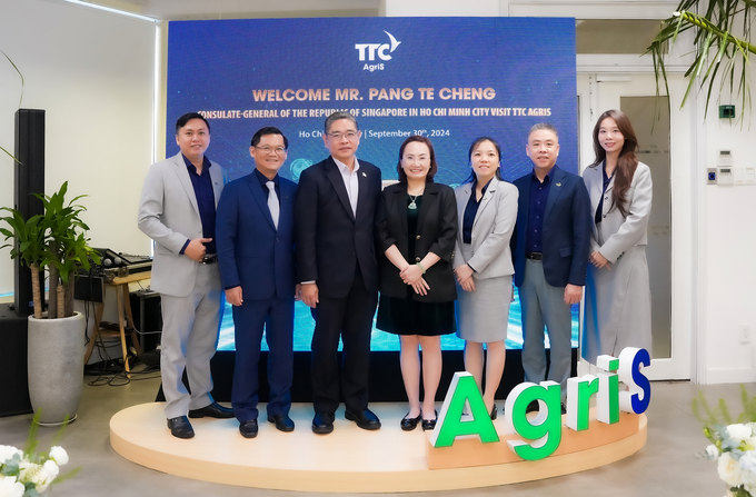 TTC AgriS Chairwoman Dang Huynh Uc My (fourth from the left) held a meeting with Pang Te Cheng, the Consul General of the Republic of Singapore (third from the left), and senior officials from TTC AgriS on September 30, 2024, to discuss enhancing cooperation in sustainable agriculture.