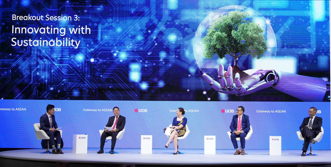 Uc My, along with senior leaders from Coca-Cola Vietnam, DHL Express, Schneider Electric, and UOB Bank, discussed sustainable innovation solutions at the 'Gateway to ASEAN' conference, themed 'ASEAN: Crossroad to The World - A Hub for Global Economic Integration.'