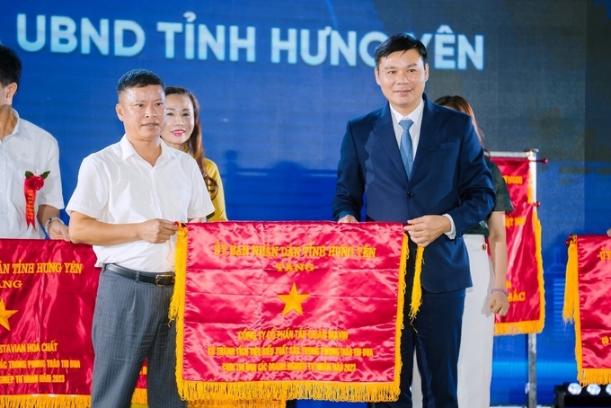 Ông Nguyễn Lê Huy, Phó Chủ tịch Thường trực UBND tỉnh Hưng Yên trao Cờ thi đua cho đại diện Tập đoàn Mavin.