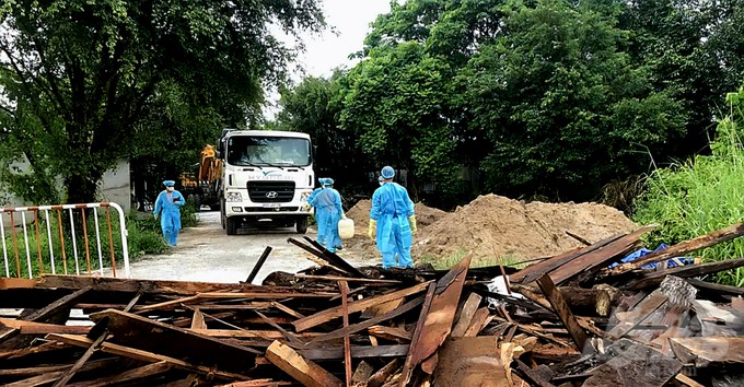 Prepare wood to burn dead tigers and leopards at the Mango Garden tourist area. Photo: H. Phuc.