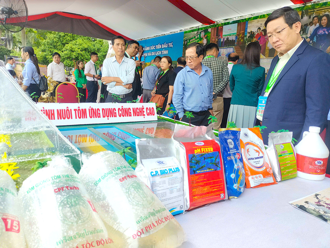 Delegates visiting a high-tech shrimp farming model in Ben Tre Province. Photo: Minh Dam.