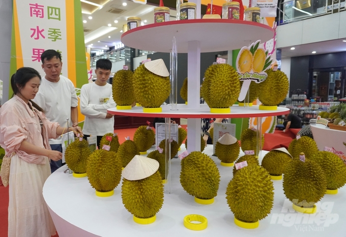 Nearly 30 major Vietnamese fruit and vegetable exporters participated in introducing their products at the first Vietnam Fruit Festival held in Beijing, China. Photo: Hong Tham.