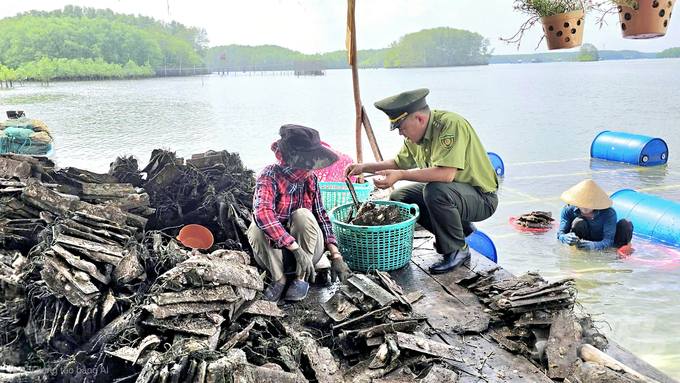 Lực lượng bảo vệ rừng ngập mặn thuộc Chi cục kiểm lâm Đồng Nai đi tuần tra và ghé thăm các mô hình nuôi thủy sản của những hộ dân nhận giao khoán bảo vệ rừng. Ảnh: Minh Sáng.