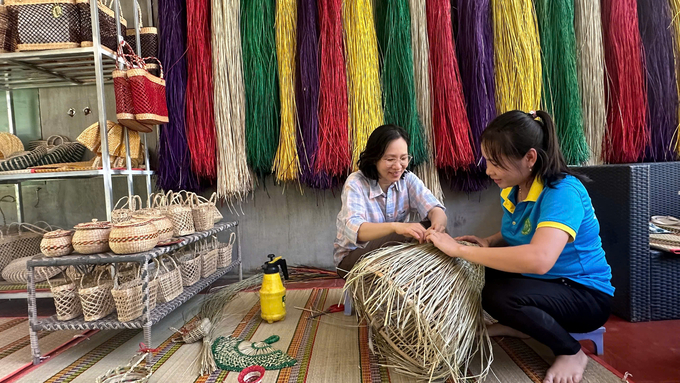 Các nền tảng mạng xã hội, sàn thương mại điện tử đang mang lại giá trị mới cho các sản phẩm truyền thống. Ảnh: Trung Quân.