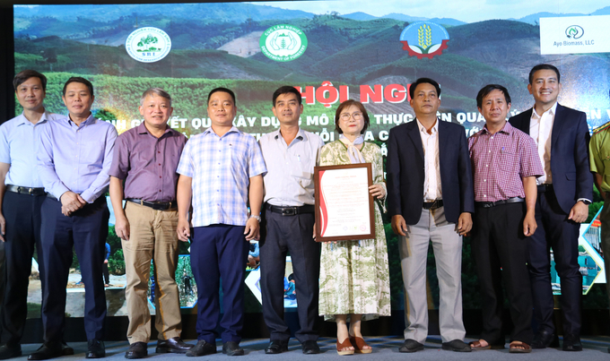 The certification for sustainable forest management under national standards was awarded to a group of households for their efforts to manage nearly 4,000 hectares of forest area in Dak Lak Province. Photo: Quang Yen.