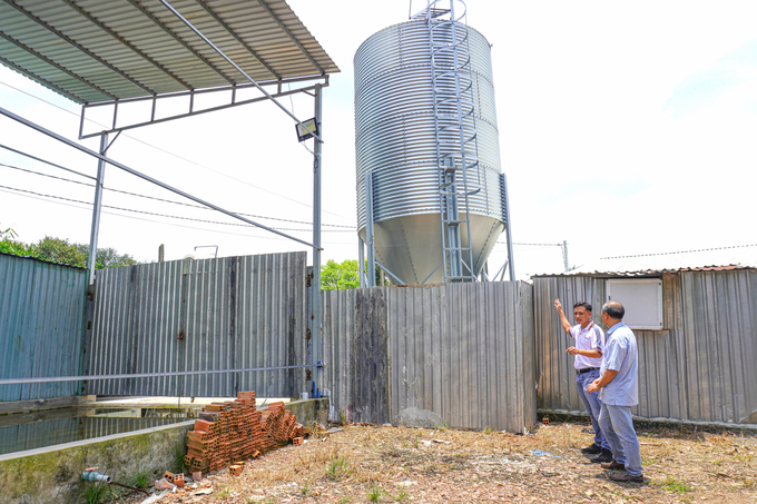 The technical representative of Japfa is discussing with Bui Duc Ai (Tam Lap commune, Phu Giao district, Binh Duong) about solutions to improve biosafety for the family’s farm. Photo: TL.