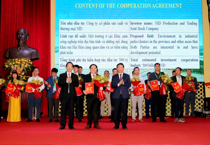 The leadership of Ben Tre Province presenting cooperation agreement certificates to investors. Photo: Minh Dam.