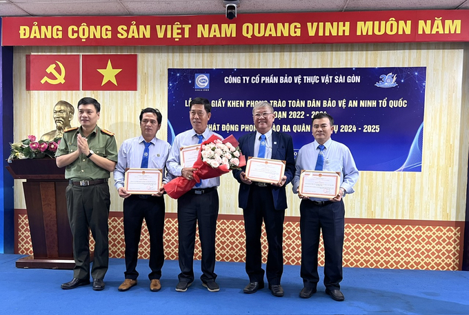 Thượng tá Bùi Lăng Trương, Phó trưởng Phòng An ninh Kinh tế Công an TP.HCM (bìa trái) trao giấy khen cho 4 tập thể của Công ty SPC có thành tích xuất sắc trong phong trào Toàn dân bảo vệ an ninh tổ quốc giai đoạn 2022-2024. Ảnh: Đức Trung.