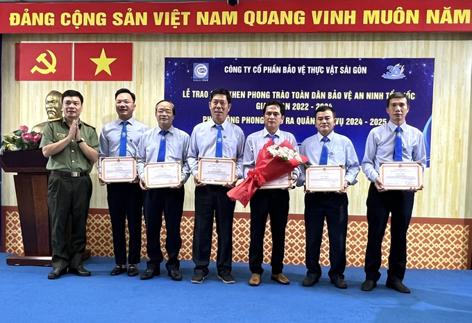 Thượng tá Bùi Lăng Trương, Phó trưởng Phòng An ninh Kinh tế Công an TP.HCM (bìa trái) trao giấy khen cho 6 cá nhân của Công ty SPC có thành tích xuất sắc trong phong trào Toàn dân bảo vệ an ninh tổ quốc. Ảnh: Đức Trung.