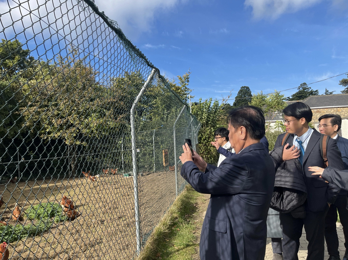 Minister Le Minh Hoan visits the organic chicken model at Airfield Estate. Photo: ICD.