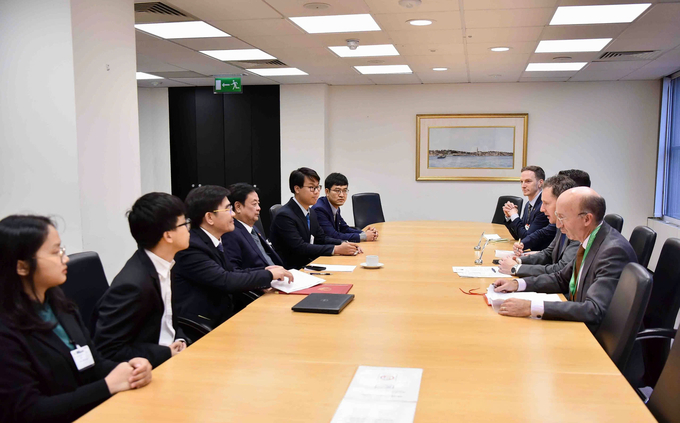 On October 3, Minister of Agriculture and Rural Development Le Minh Hoan met with Ireland’s Minister for Agriculture, Food, and the Marine, Charlie McConalogue, in Ireland. Photo: ICD.