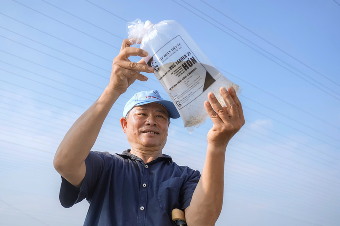 The group donated 57 million shrimp seedlings (equivalent to over 8 billion VND) and provided strong technical support and solutions to help the people in the northern provinces quickly and safely restore their new farming cycle effectively.