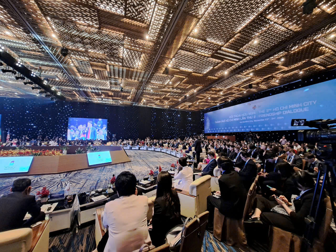 The entire Ho Chi Minh City Friendship Dialogue 2024 with representatives of 35 participating countries. Photo: HT.