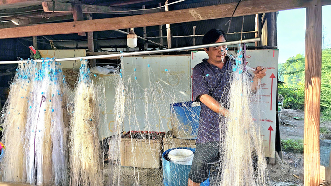 Người dân chuẩn bị ngư cụ để đi đánh bắt cá tự nhiên trong đùng và ngoại sông dưới tán rừng ngập mặn. Ảnh: Minh Sáng.