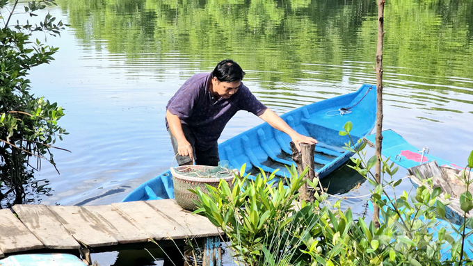 Ông Lưu Nhật Nam sống với nghề đánh bắt thủy sản và nuôi đùng gần 10 năm tại phân trường Phước An, huyện Nhơn Trạch. Mỗi ngày, ông thu hoạch từ các đùng nuôi thường chỉ được vài ba chục kg nên không đủ cung cấp cho du khách. Ảnh: Minh Sáng.