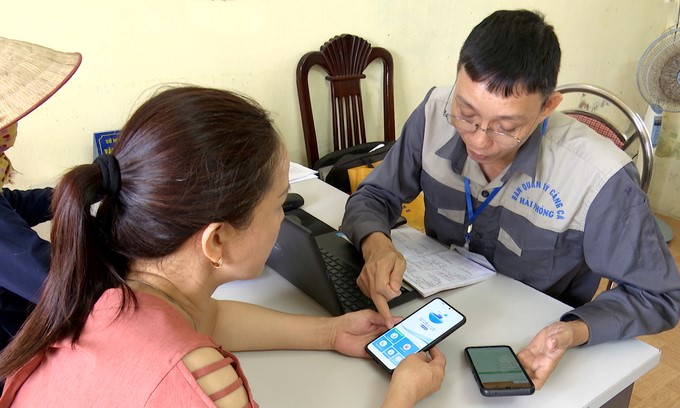 Officials at Ngoc Hai Fishing Port in Hai Phong support fishing vessel owners and fishermen in using eCDT VN software. Photo: Duy Hoc.