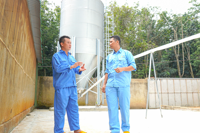 Mai Xuan Tinh (Dray Bhang commune, Cu Kuin district, Dak Lak province) shared his plan to increase the scale of livestock farming in the coming time. Photo: TL.